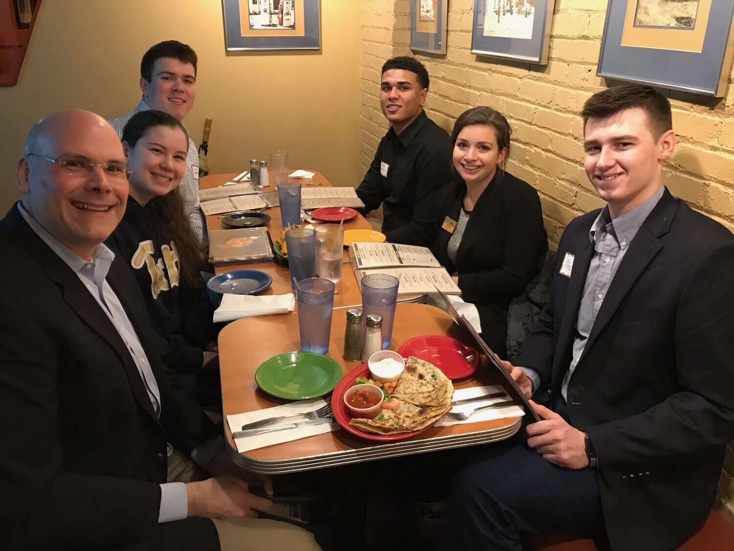 Eric Spiegel at a student mentoring dinner